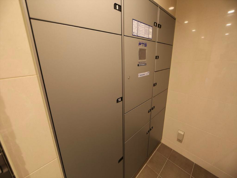 プレサンスジェネ栄 宅配ＢＯＸ付　不在時に荷物を受けとることができます