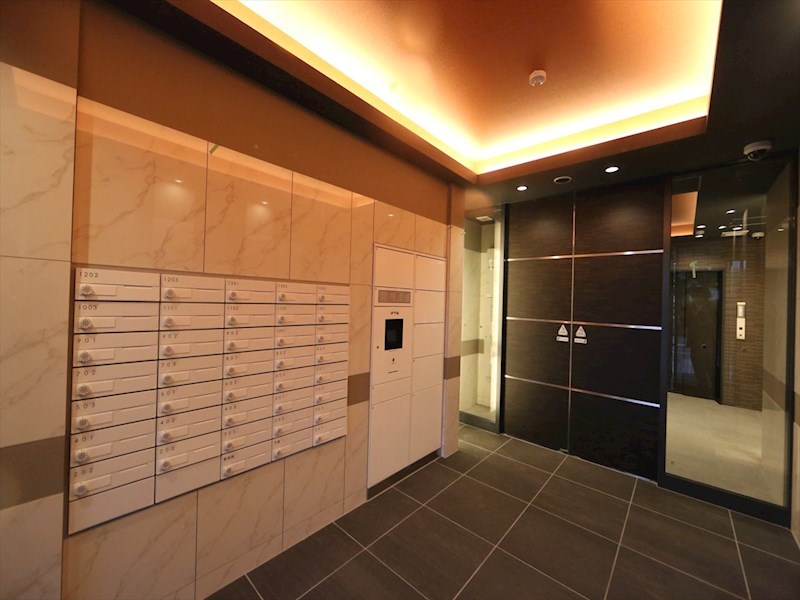 Ｓ－ＲＥＳＩＤＥＮＣＥ堀田 エントランス　オートロック　宅配ＢＯＸ　防犯カメラ