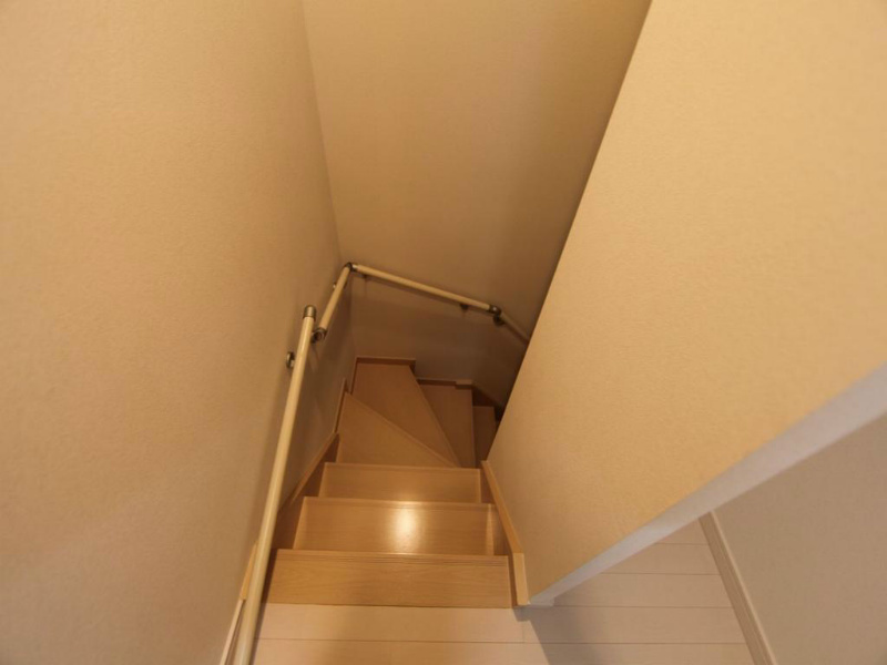 カーサ・フィオーレＲ お部屋に階段があります　メゾネットタイプ
