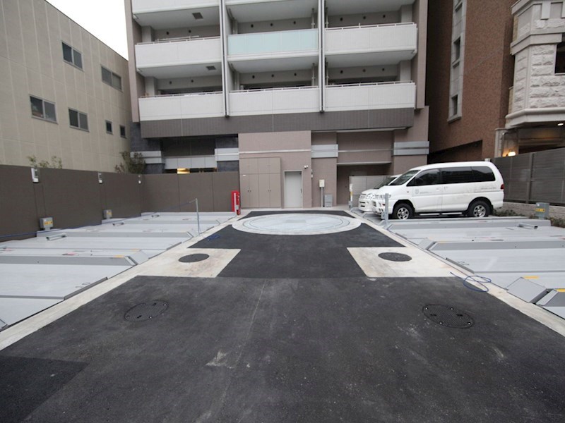 プラウド泉 敷地内駐車場