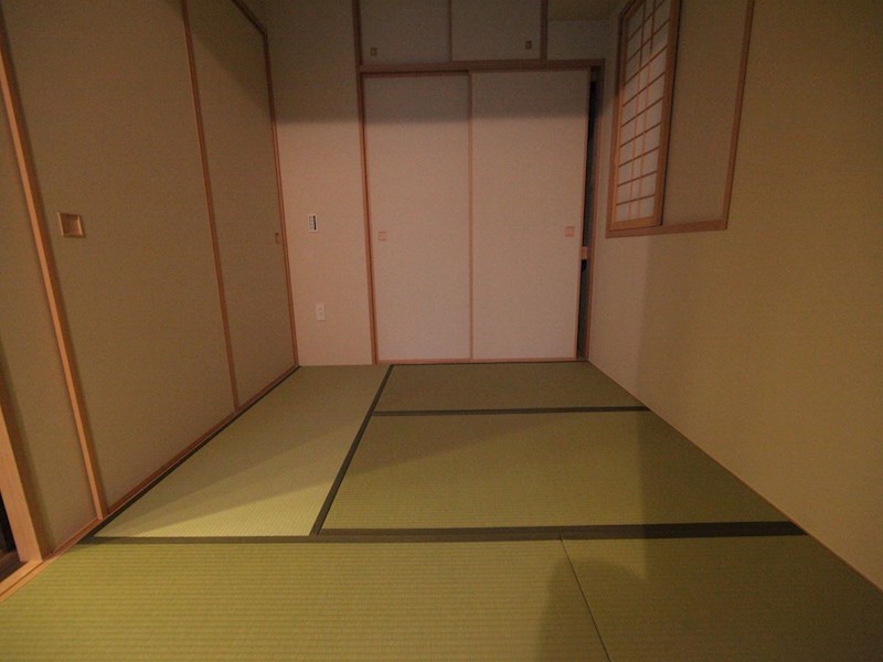 プラウド泉 和室4.5帖　押入（収納充実してます）