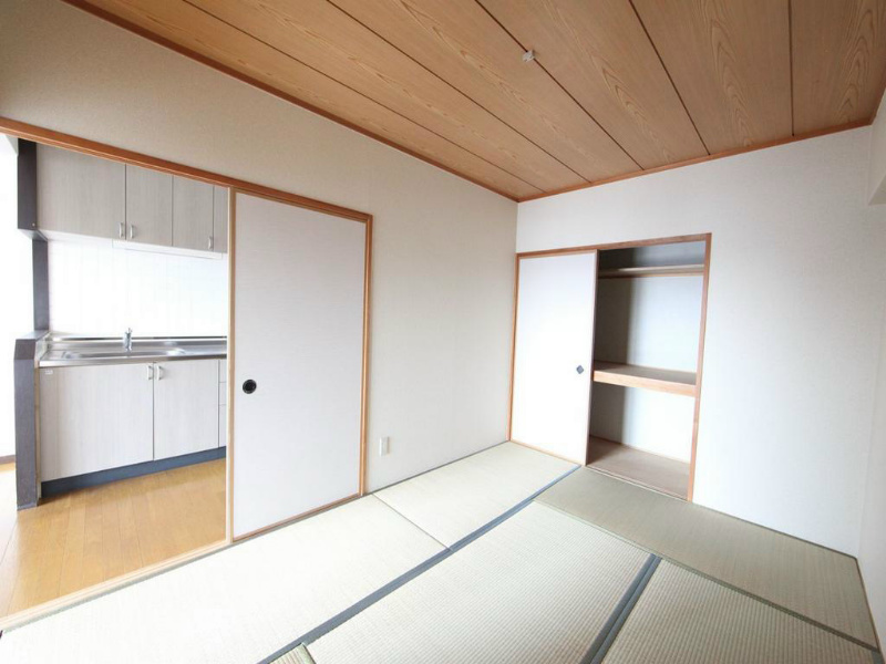 アミティ中村 和室6帖　押入付（収納充実してます）