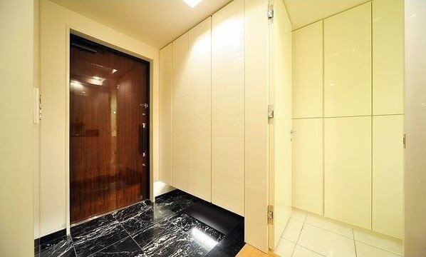 ブリリアタワー名古屋グランスイート 玄関　シューズボックス付（収納充実してます）