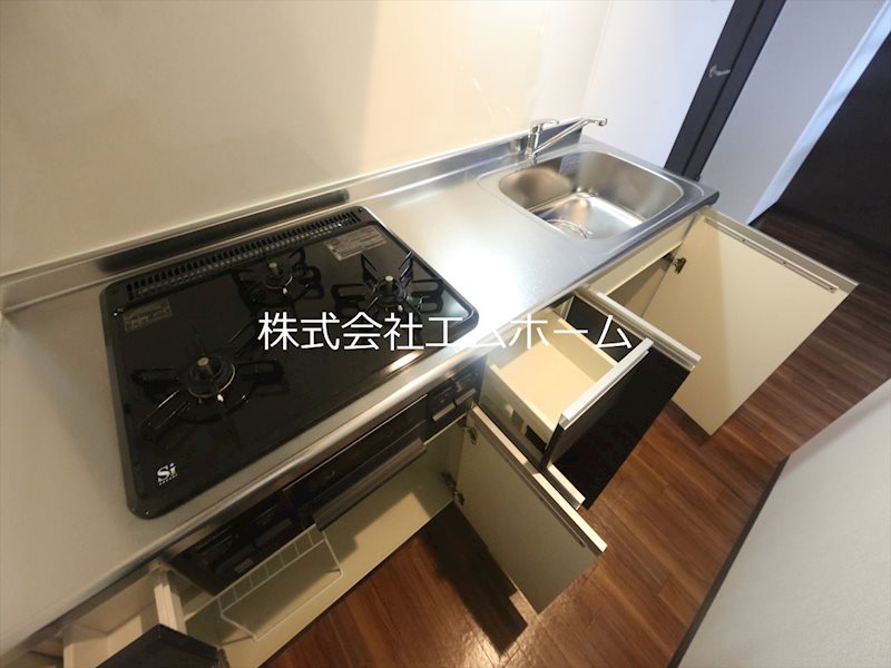 Creo栄生伍番館（クレオ栄生伍番館） システムキッチン（ガス3口グリル付）同型写真