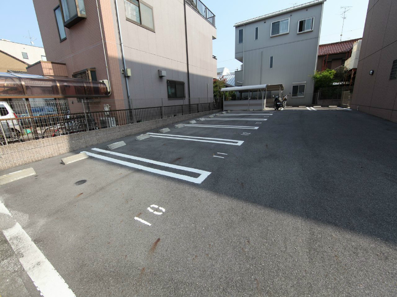 パークビラ瑞穂 敷地内平面駐車場