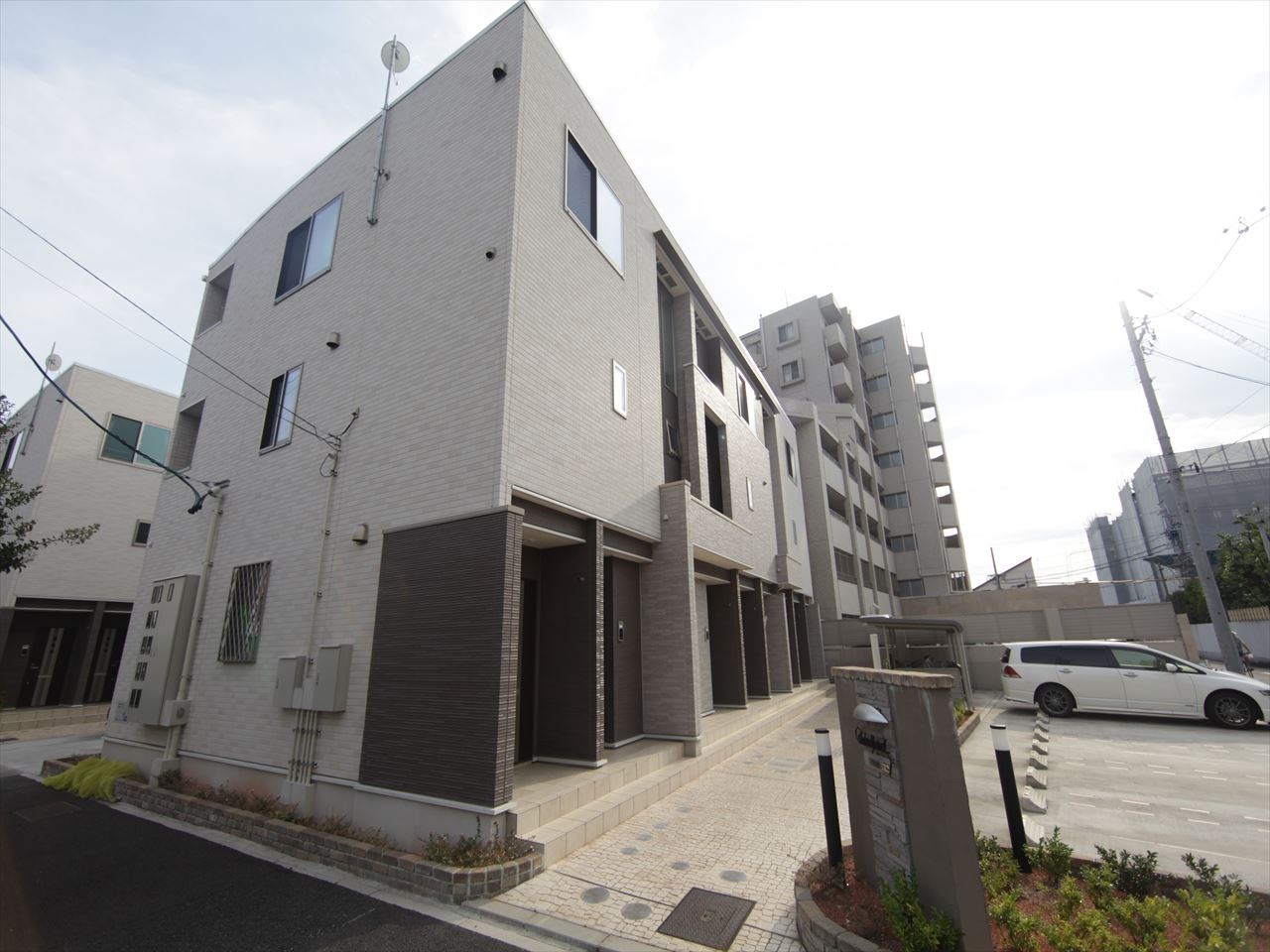 外観　敷地内平面駐車場　屋根付き駐輪場有り