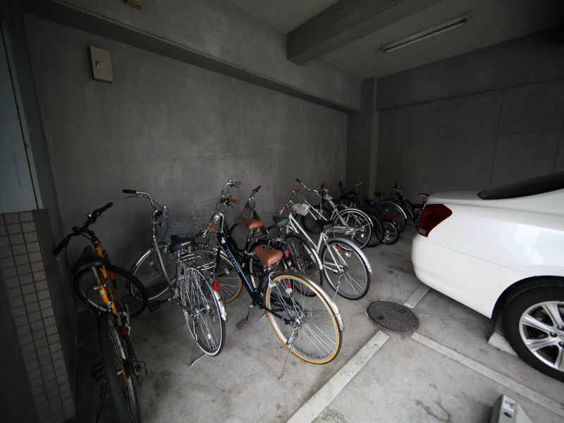 コートアクシス新栄 屋根付き駐輪場有り