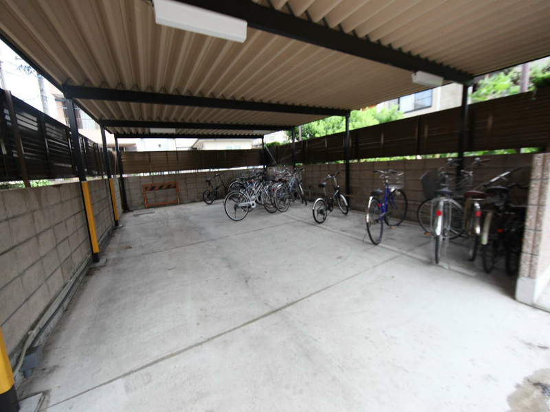 コンフォ清水 屋根付き駐輪場