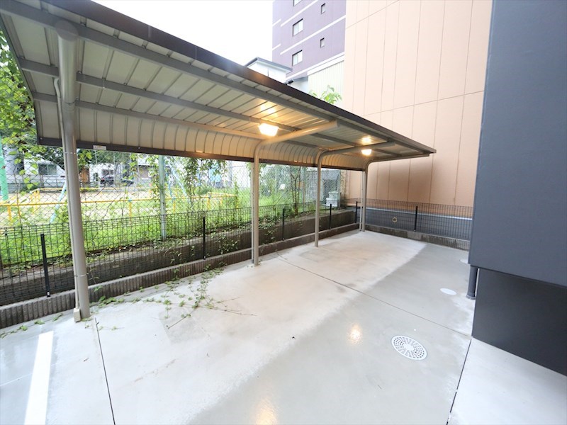 第16金山フクマルビル 屋根付き駐輪場