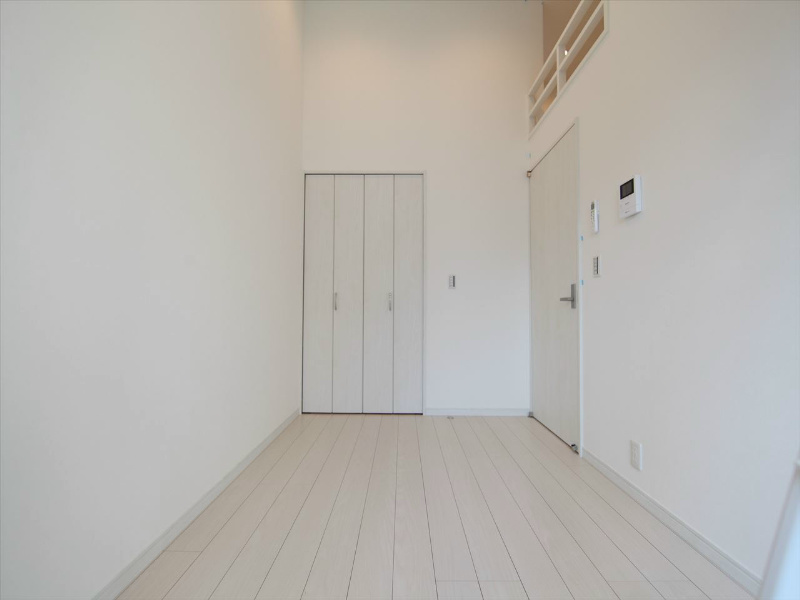Ｌ’ｅｎｄｒｏｉｔ ａｐａｉｓａｎｔ新守町（ランドロアペザン新守町） 洋室5.1帖　ロフト5.3帖（収納でもお部屋でも使えます）