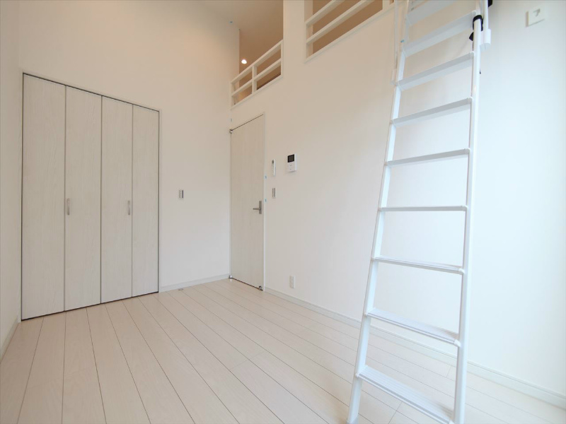 Ｌ’ｅｎｄｒｏｉｔ ａｐａｉｓａｎｔ新守町（ランドロアペザン新守町） 洋室5.1帖　ロフト5.3帖（収納でもお部屋でも使えます）