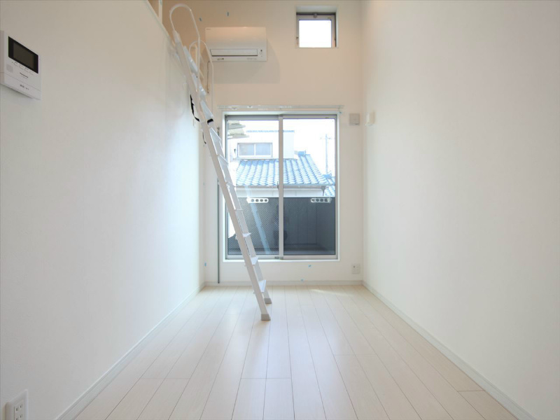 Ｌ’ｅｎｄｒｏｉｔ ａｐａｉｓａｎｔ新守町（ランドロアペザン新守町） 洋室5.1帖　ロフト5.3帖（収納でもお部屋でも使えます）