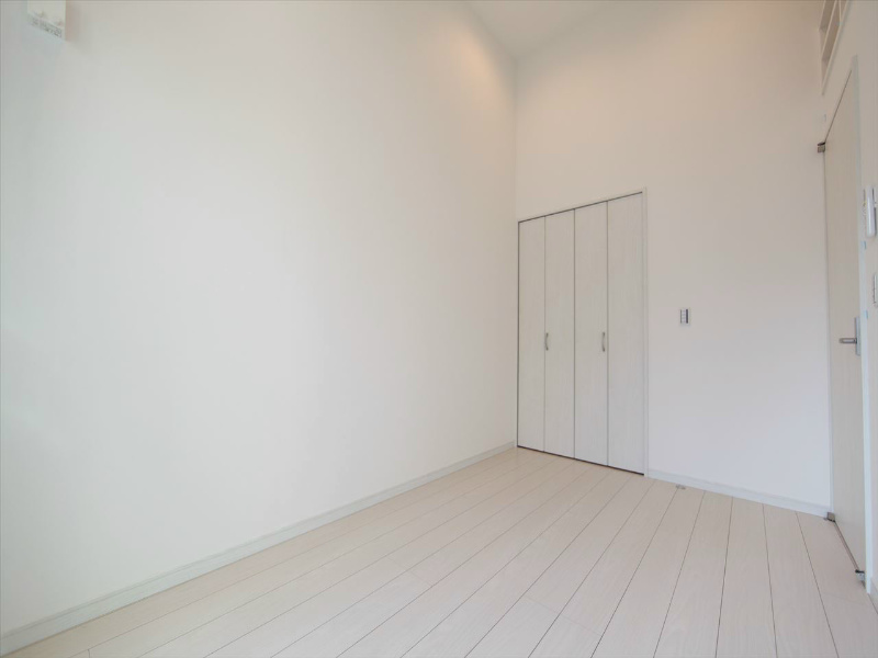 Ｌ’ｅｎｄｒｏｉｔ ａｐａｉｓａｎｔ新守町（ランドロアペザン新守町） 洋室5.1帖　ロフト5.3帖（収納でもお部屋でも使えます）