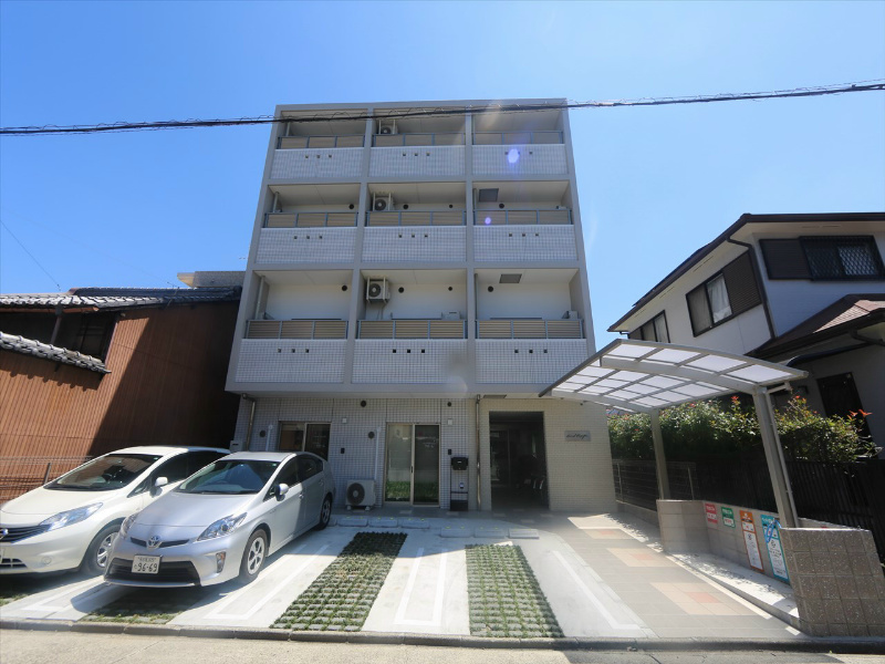 外観　オートロック建物2階スポーツジムあり