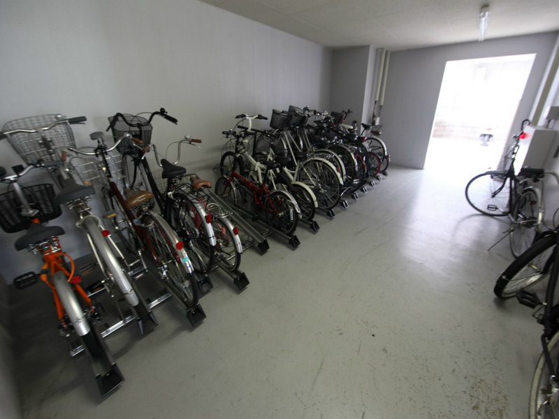 カスタリア栄 屋根付き駐輪場あり