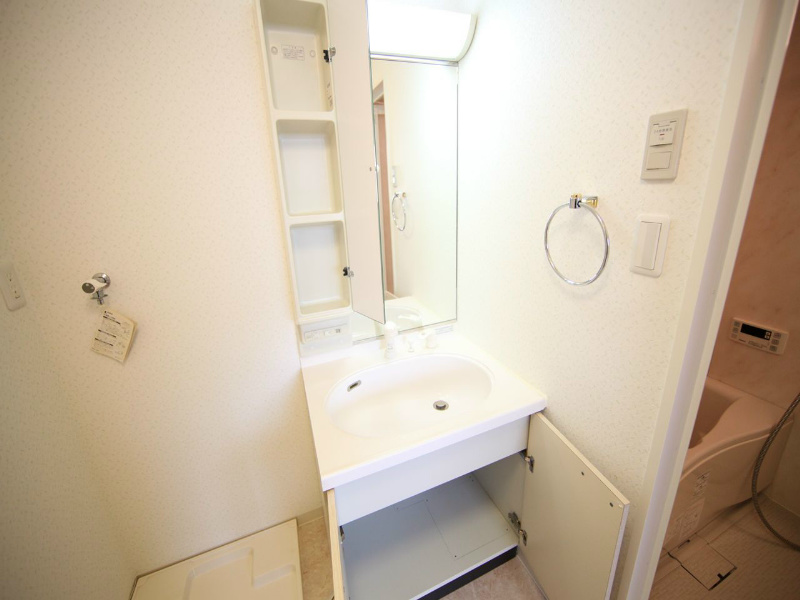 フロレスタ名駅 脱衣所　独立洗面台（シャンプードレッサー）洗濯機用意できます
