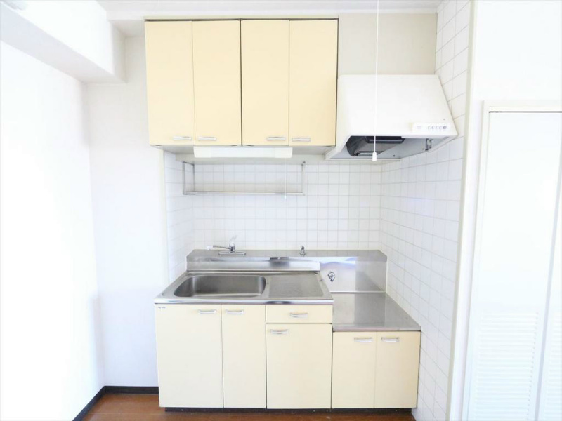 アーバンドエル新栄 キッチン（ガス2口コンロ設置できます）収納スペース有