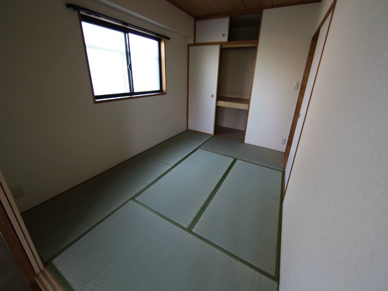 アーバンハイツ神宮公園 和室6帖　窓有