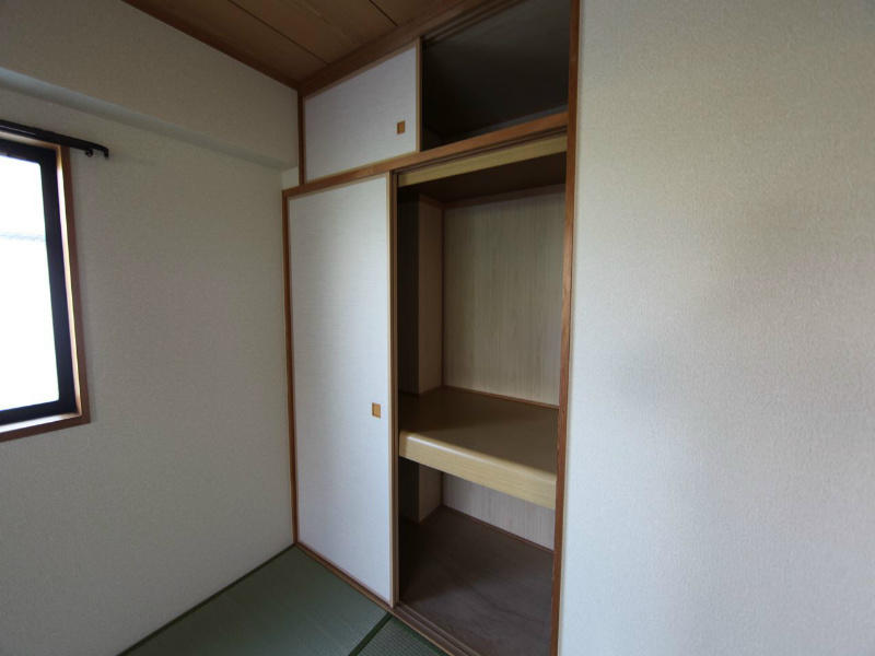 アーバンハイツ神宮公園 押入れ　収納充実してます