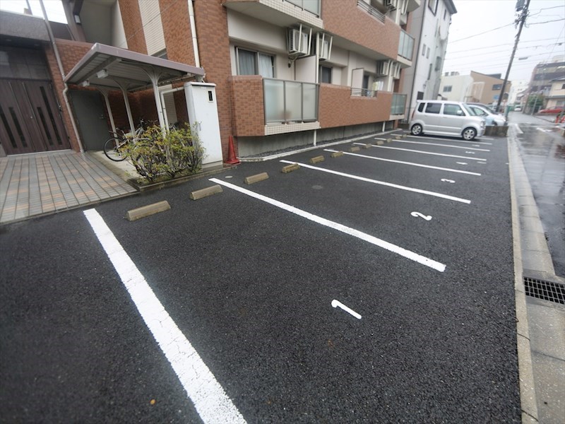 グレンパーク今池南WEST 敷地内平面駐車場