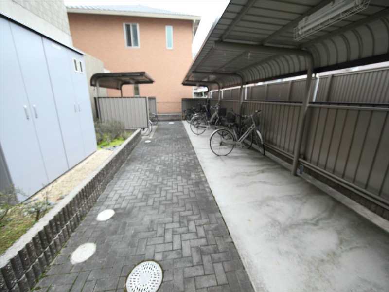 すまいる春岡 屋根付き駐輪場あり