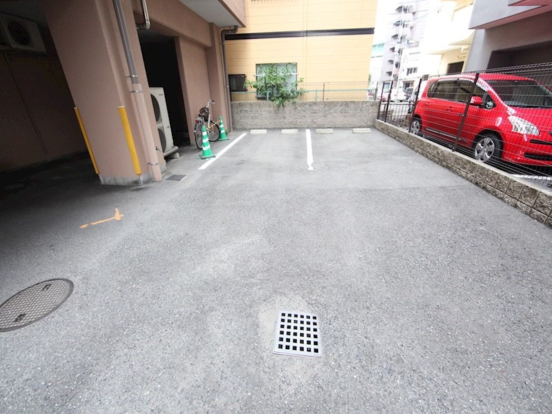クレアートノムラ 敷地内平面駐車場