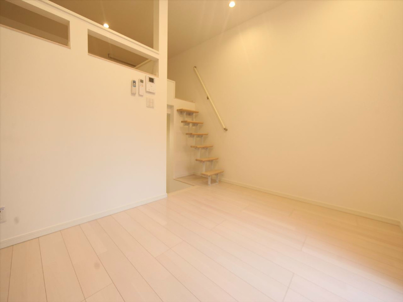 ニューストラーダ 洋室6.5帖　ロフト6.1帖（収納でも部屋でも使えます）