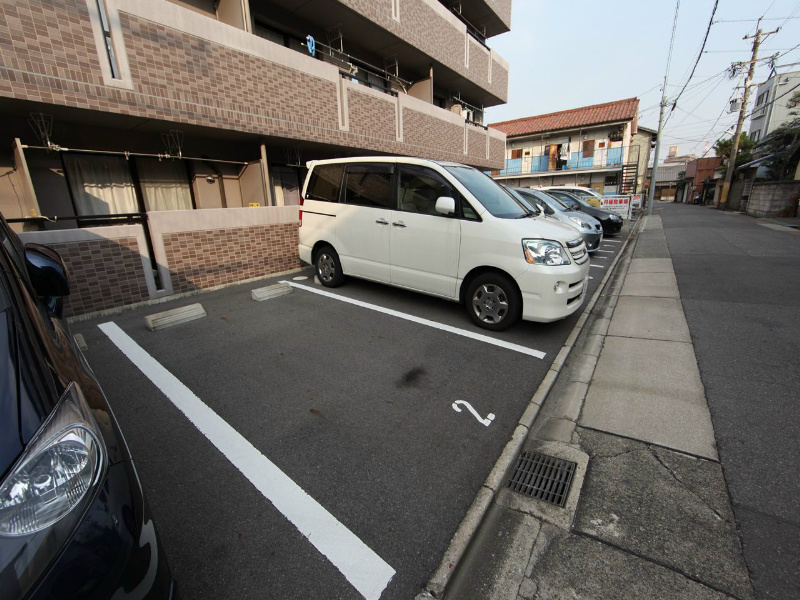 プリミエール八幡 敷地内平面駐車場