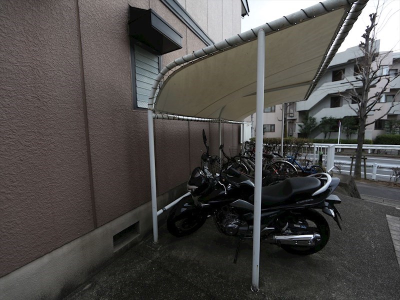コーポ・ピスカ 屋根付き駐輪場
