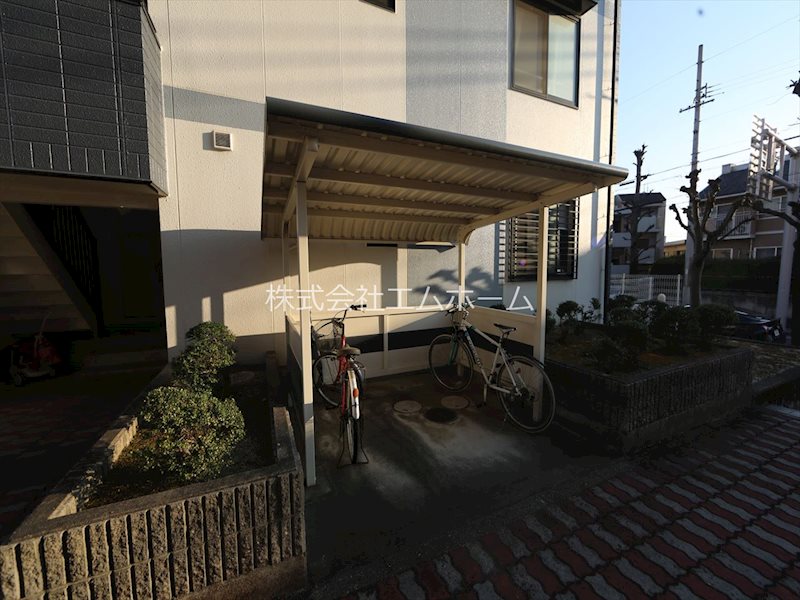 コーポ・ピスカ 屋根付き駐輪場