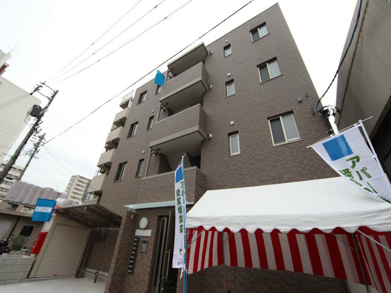 外観　防犯カメラ付　オートロック　外壁タイル張り