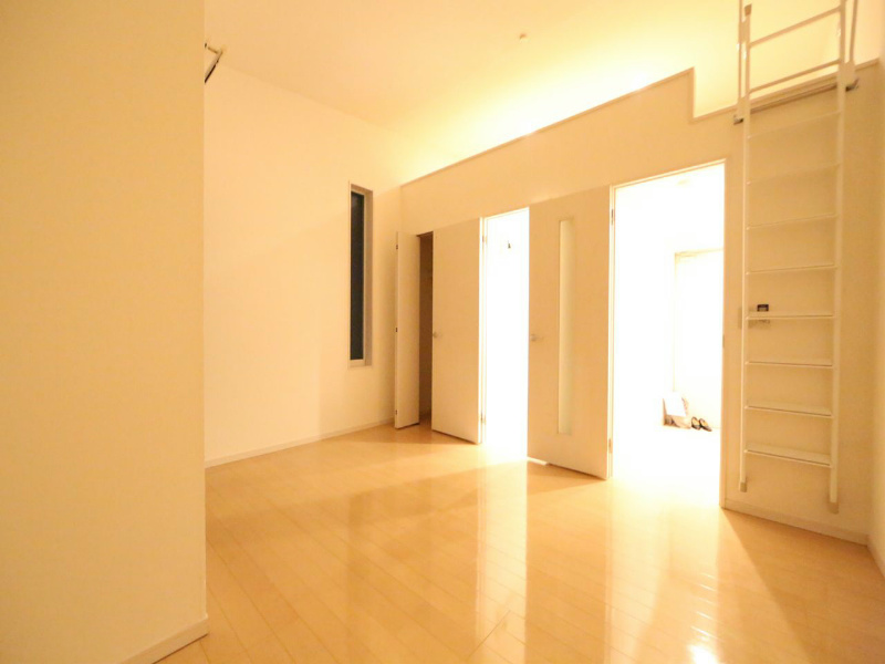 ラピネスコート 洋室7.9帖　ロフト5.7帖（収納でもお部屋でも使えます）