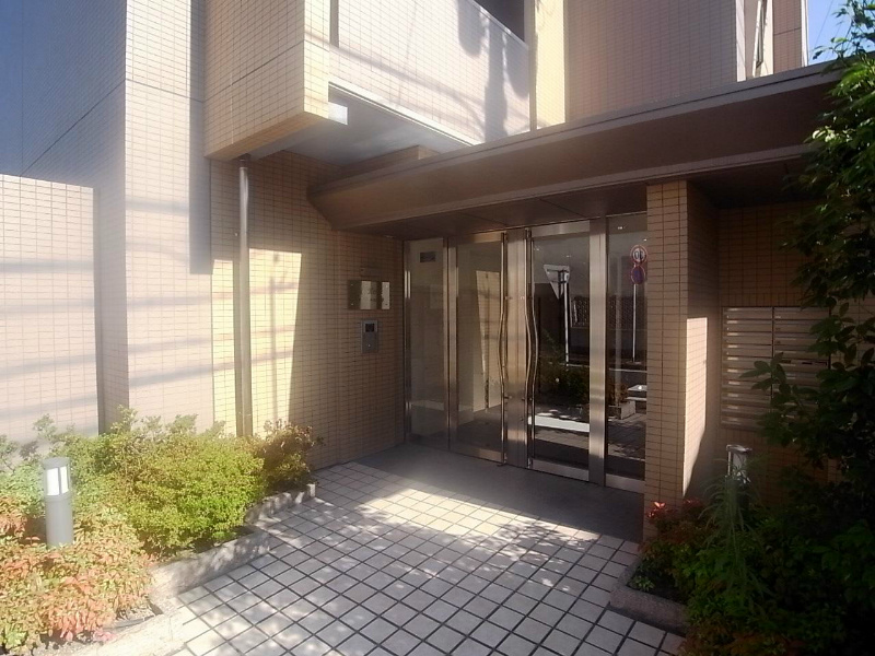 ロイヤルヘリテージ 外観　オートロック付　防犯カメラ付