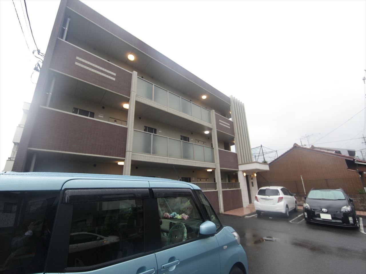 外観 オートロック付 敷地内平面駐車場有り