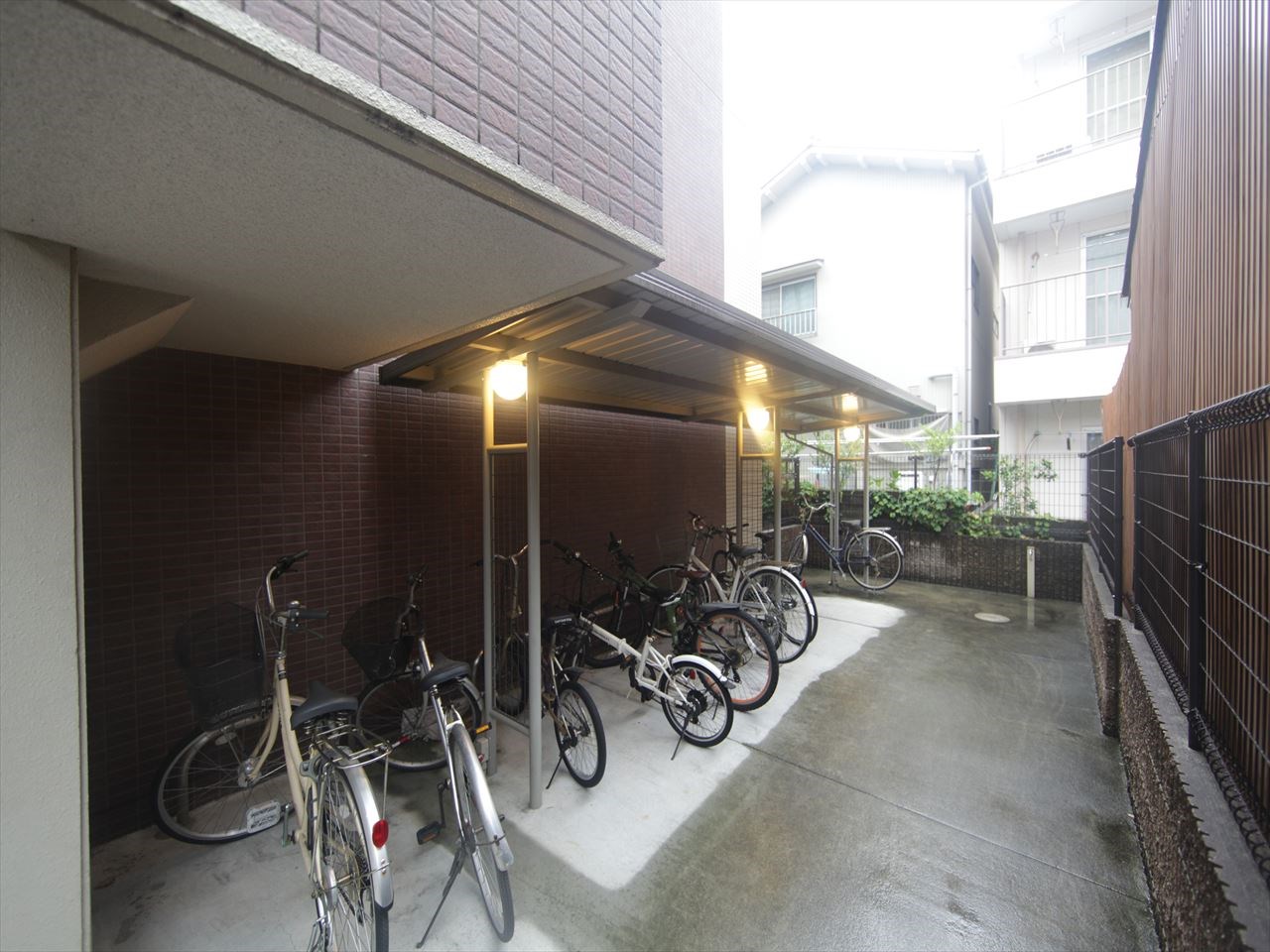 ジャン　リュミエール 屋根付き駐輪場