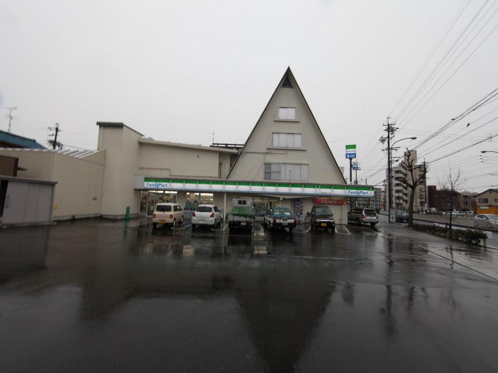 ＥｉｎｓＢｅｒｇ（アインスベルグ） ファミリーマート 昭和檀渓通四丁目店 (コンビニ)