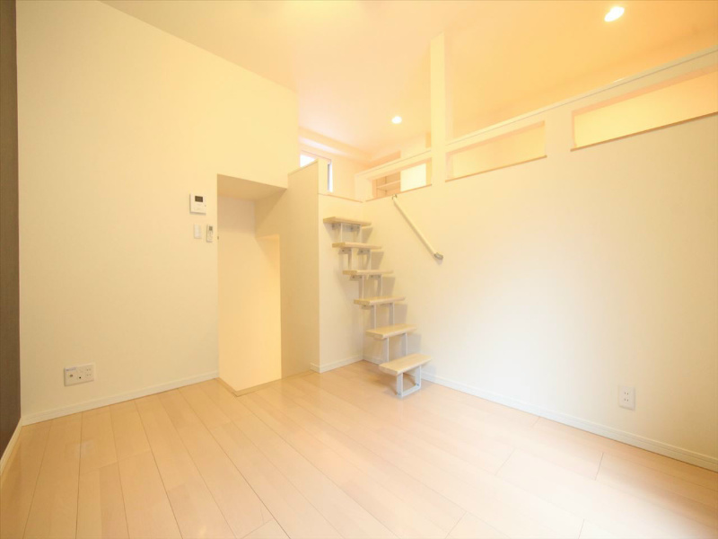 Ｓｔａｇｅ名駅西 洋室6.1帖　上階ロフト5.7帖（収納でもお部屋でも使えます）