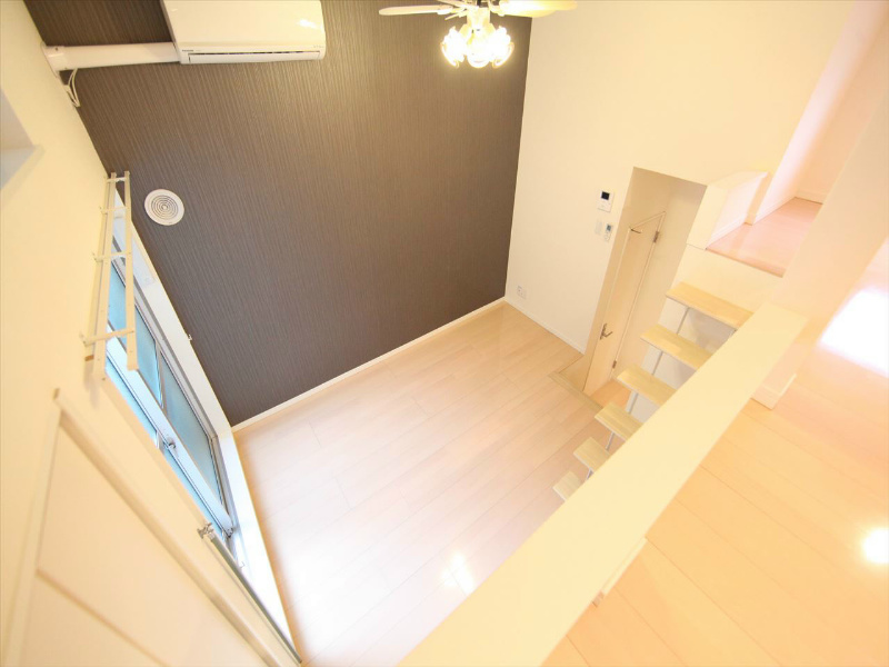 Ｓｔａｇｅ名駅西 洋室6.1帖　上階ロフト5.7帖（収納でもお部屋でも使えます）