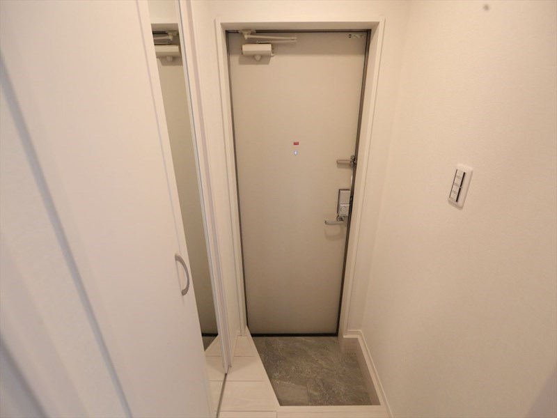 プレミアムテラス松葉町 玄関　シューズボックス付（収納充実してます）　同仕様写真