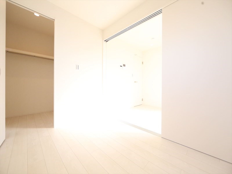 プレミアムテラス松葉町 洋室3.6帖　クローゼット付（収納充実してます）　同仕様写真