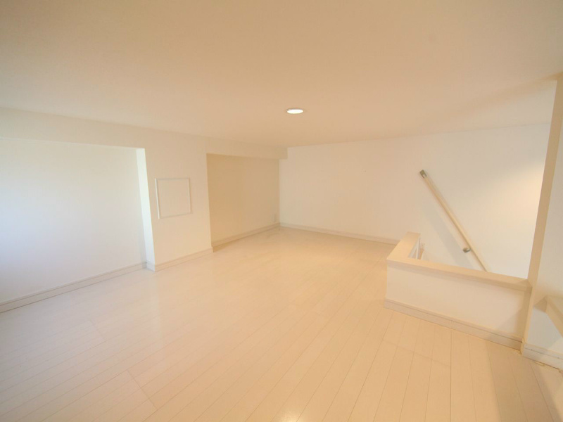 グランディール大宝 上階ロフト6帖（収納としてもお部屋としても使えます）