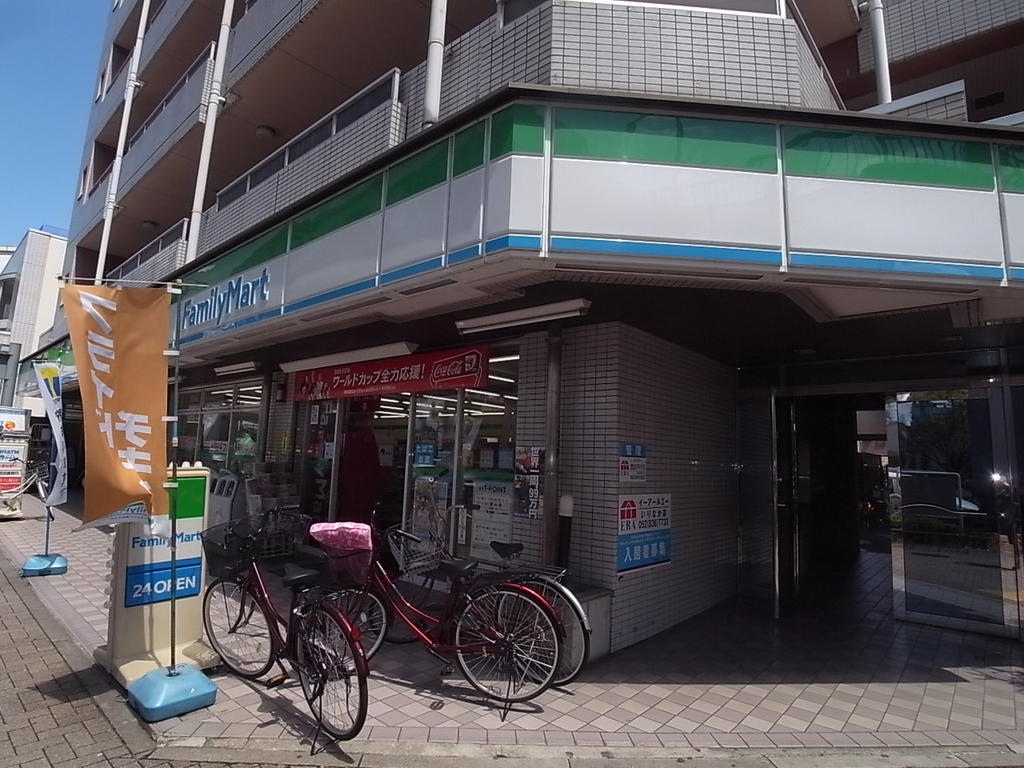Ｌｅ　ｅ’ｃｌａｔ（ル・エクラ） ファミリーマート堀田駅前店 (コンビニ)