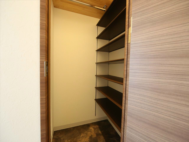 ＩＺ－Ｒｅｓｉｄｅｎｃｅ 玄関　シューズインクローゼット付（収納充実してます）