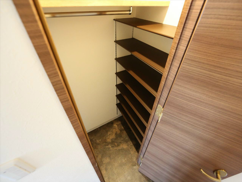 ＩＺ－Ｒｅｓｉｄｅｎｃｅ 玄関　シューズインクローゼット付（収納充実してます）