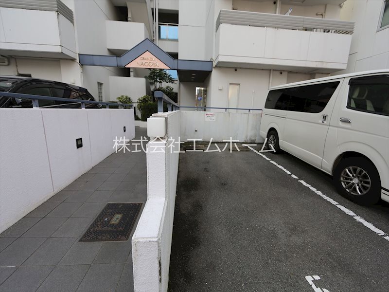 グランデール名古屋 敷地内平面駐車場