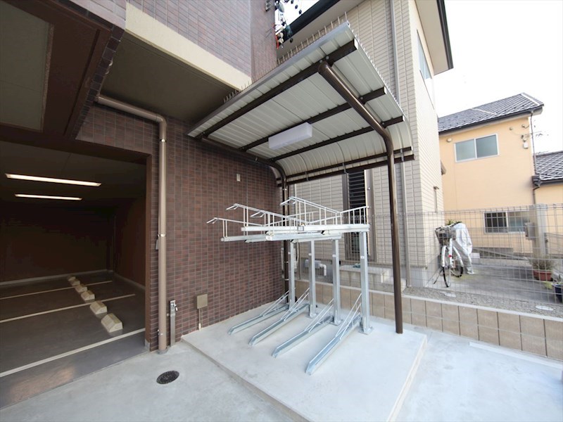 アイハウス 屋根付き駐輪場