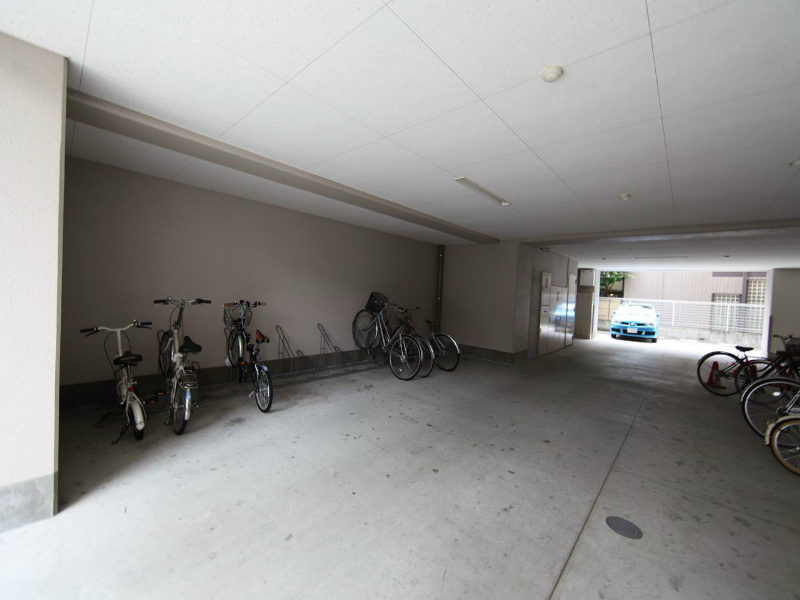 ＨＦ丸の内レジデンス 屋根付き駐輪場　敷地内平面駐車場