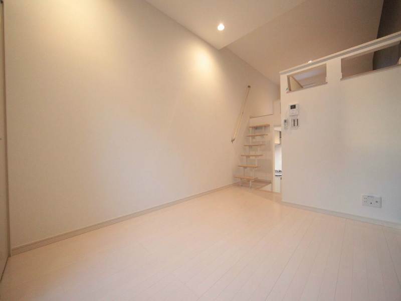 ＶｉｌｌａＬａＦｏｎｔｅ 洋室6.6帖　上階ロフト5.3帖（収納でも部屋でも使えます）