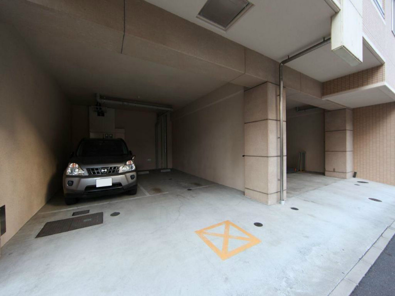 スリーウェイ金山 敷地内平面駐車場あり