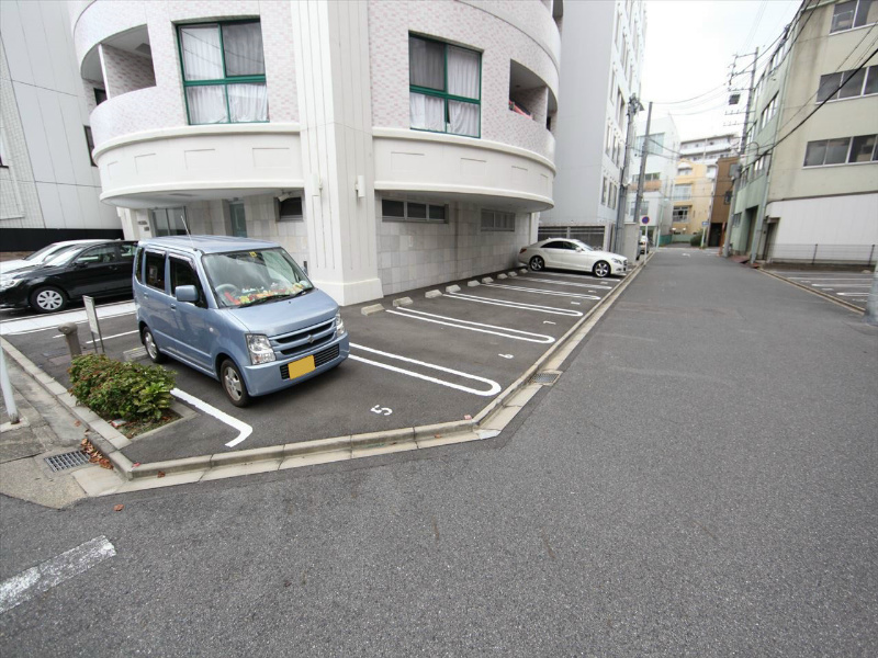 ドゥーエ上前津 敷地内平面駐車場